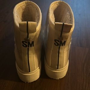 Steve Madden rain boots lined with fur white